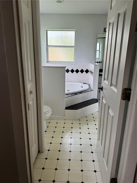 For Sale: $199,999 (3 beds, 2 baths, 1281 Square Feet)