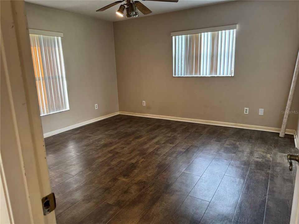 For Sale: $199,999 (3 beds, 2 baths, 1281 Square Feet)