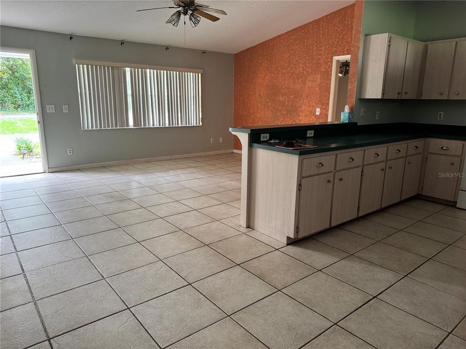 For Sale: $199,999 (3 beds, 2 baths, 1281 Square Feet)