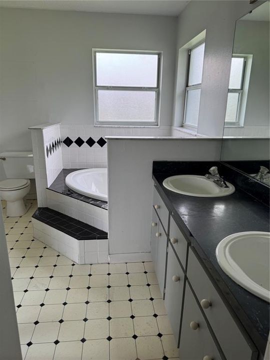 For Sale: $199,999 (3 beds, 2 baths, 1281 Square Feet)