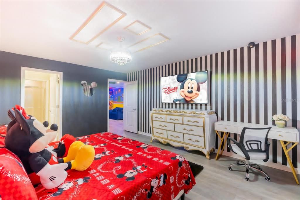 For Sale: $535,000 (5 beds, 4 baths, 2293 Square Feet)