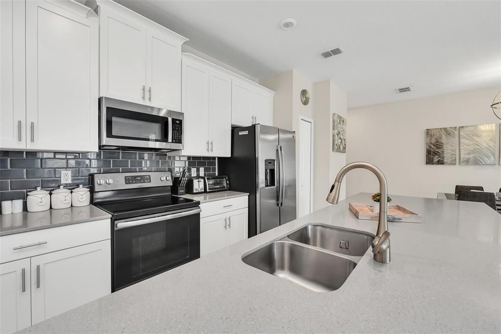 En Venta: $355,000 (4 camas, 3 baños, 1902 Pies cuadrados)