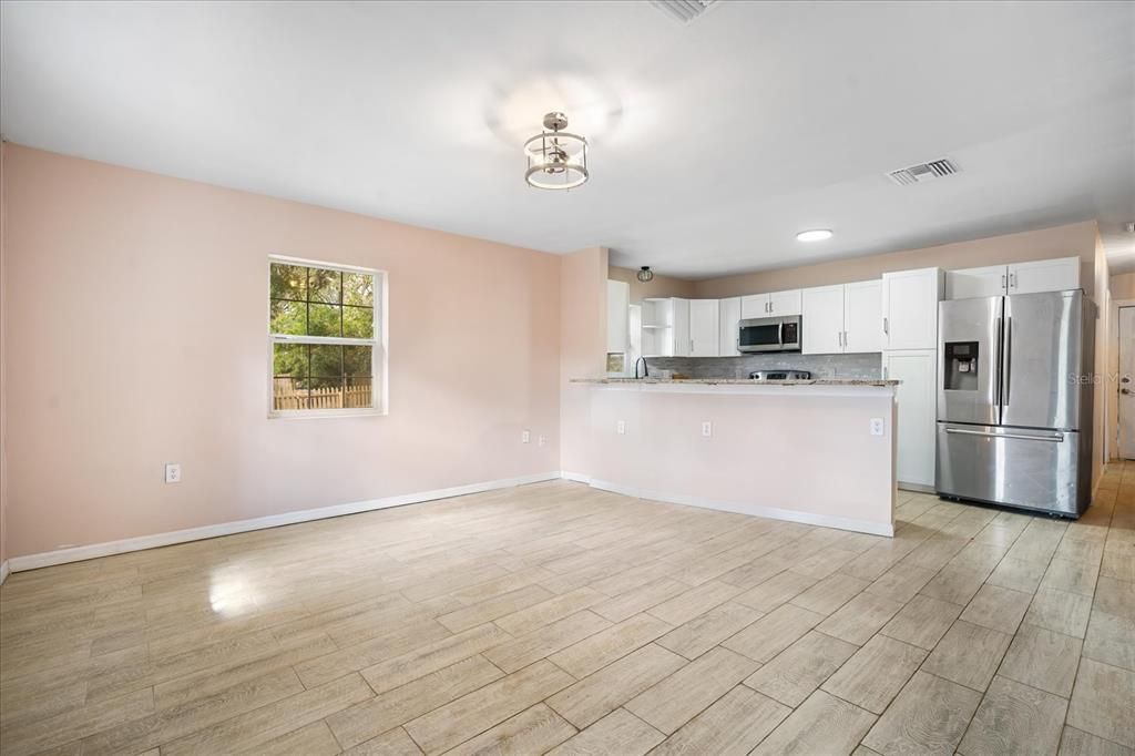 For Sale: $225,000 (2 beds, 1 baths, 1136 Square Feet)