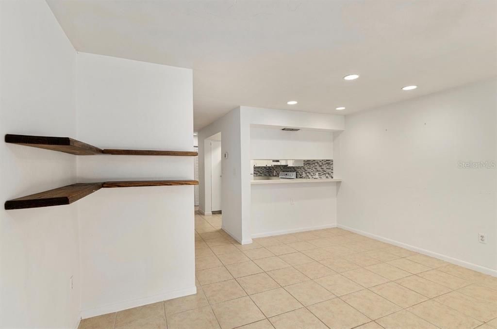 待售: $159,000 (2 贝兹, 1 浴室, 1106 平方英尺)