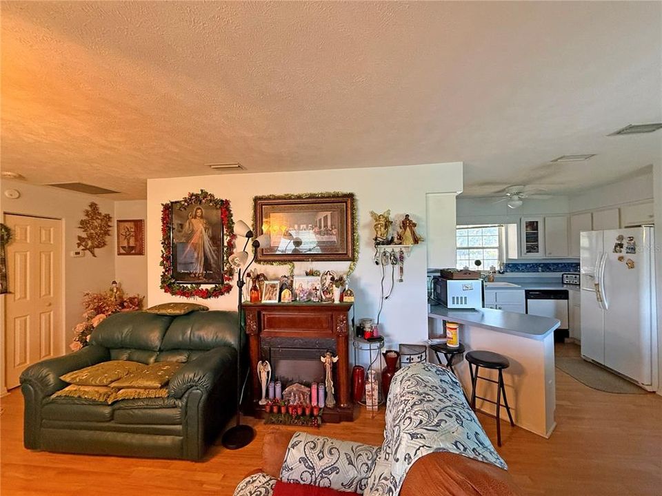 For Sale: $209,900 (2 beds, 2 baths, 1098 Square Feet)