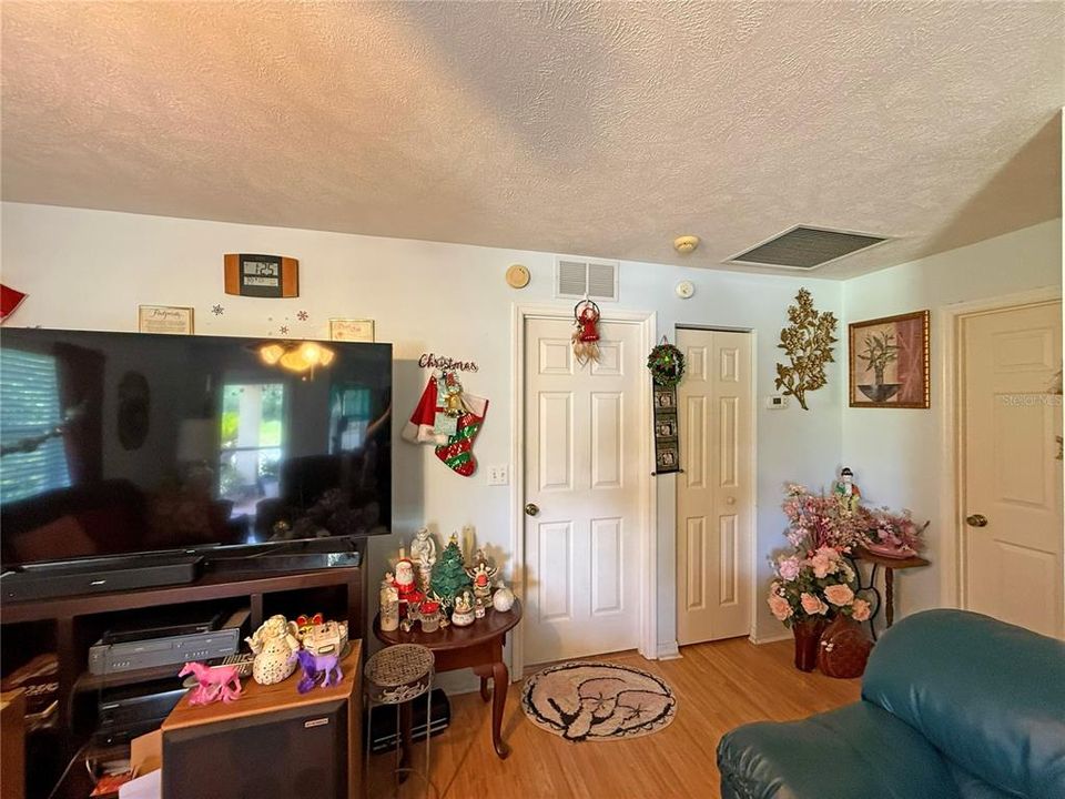 For Sale: $209,900 (2 beds, 2 baths, 1098 Square Feet)