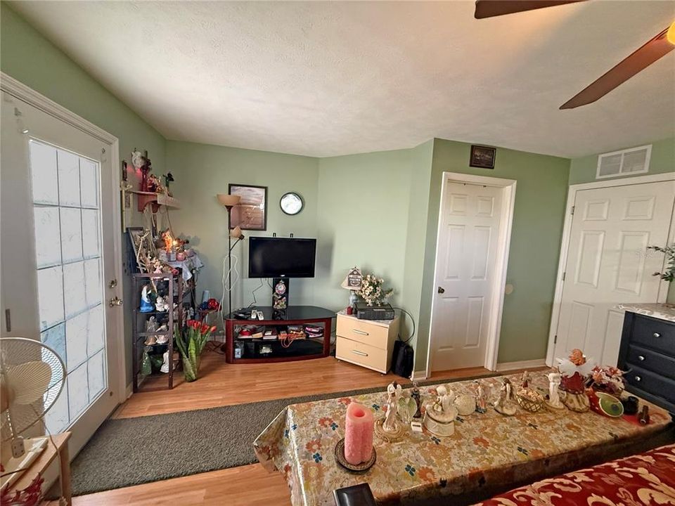 For Sale: $209,900 (2 beds, 2 baths, 1098 Square Feet)