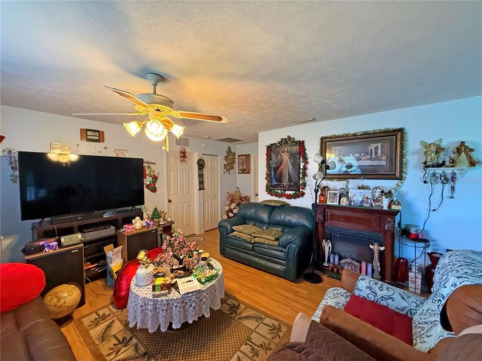 For Sale: $209,900 (2 beds, 2 baths, 1098 Square Feet)