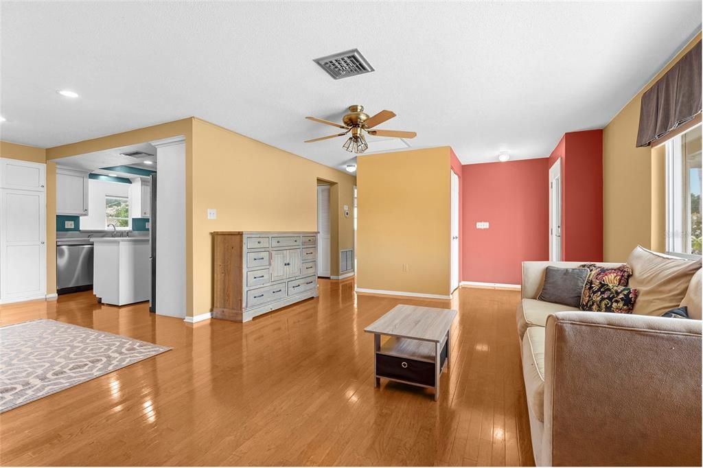 For Sale: $325,000 (2 beds, 2 baths, 1345 Square Feet)