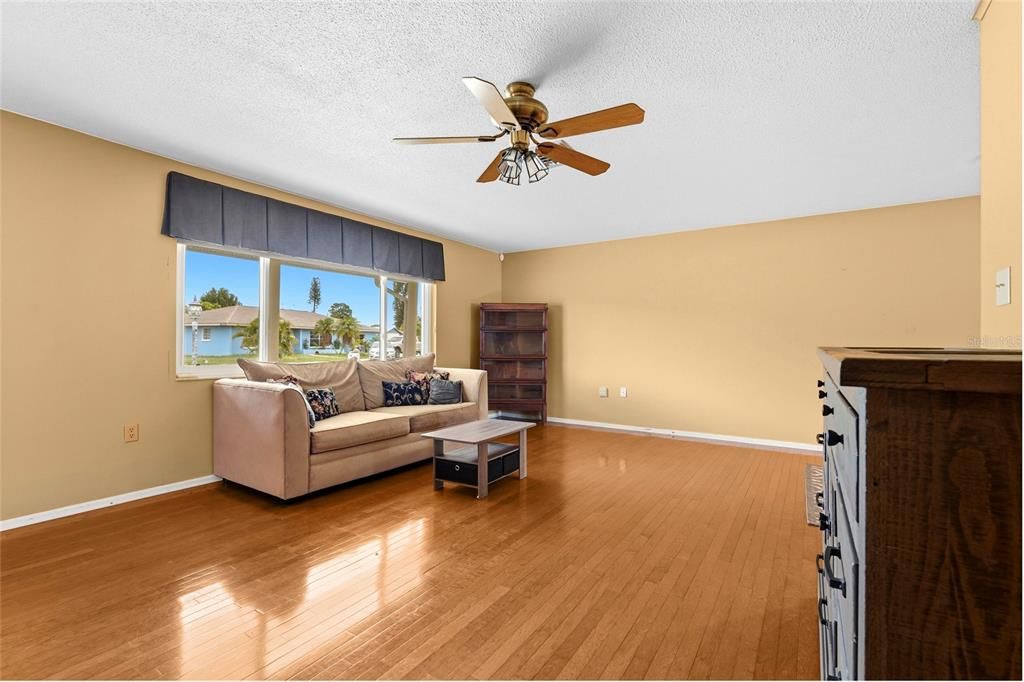 For Sale: $325,000 (2 beds, 2 baths, 1345 Square Feet)