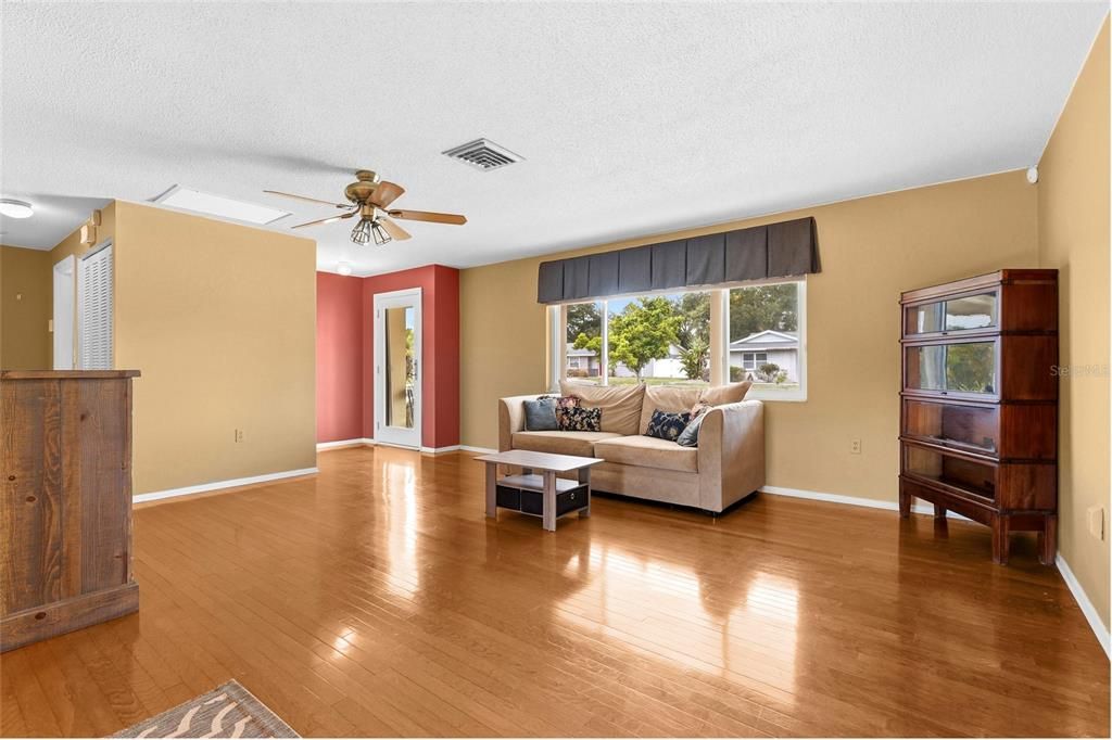 For Sale: $325,000 (2 beds, 2 baths, 1345 Square Feet)