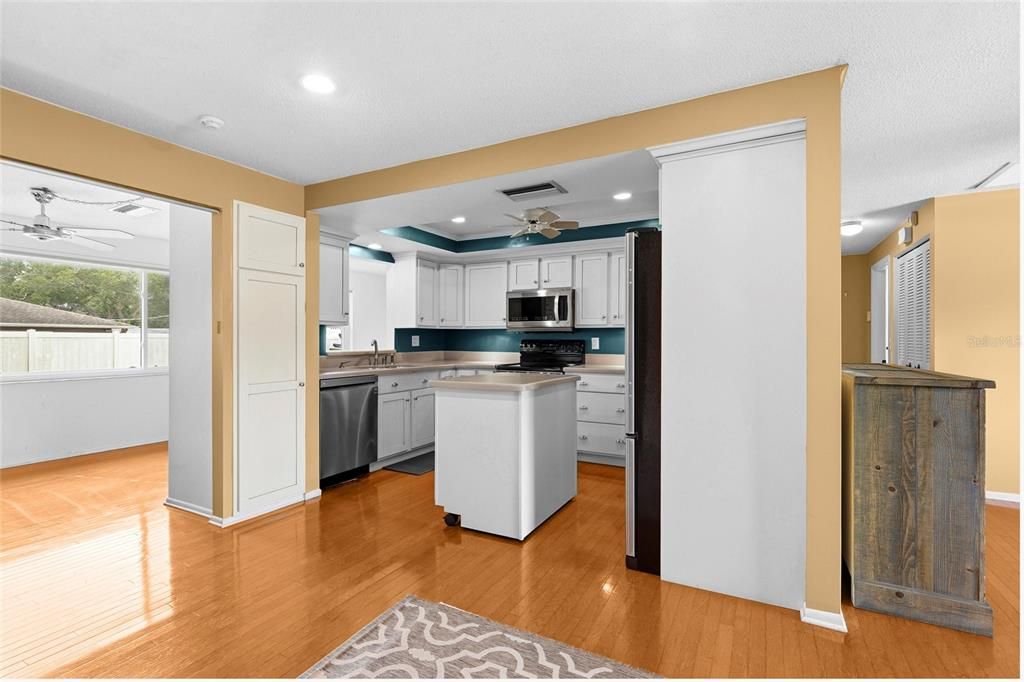 For Sale: $325,000 (2 beds, 2 baths, 1345 Square Feet)