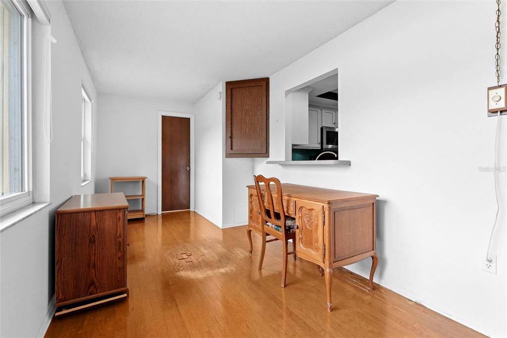 For Sale: $325,000 (2 beds, 2 baths, 1345 Square Feet)