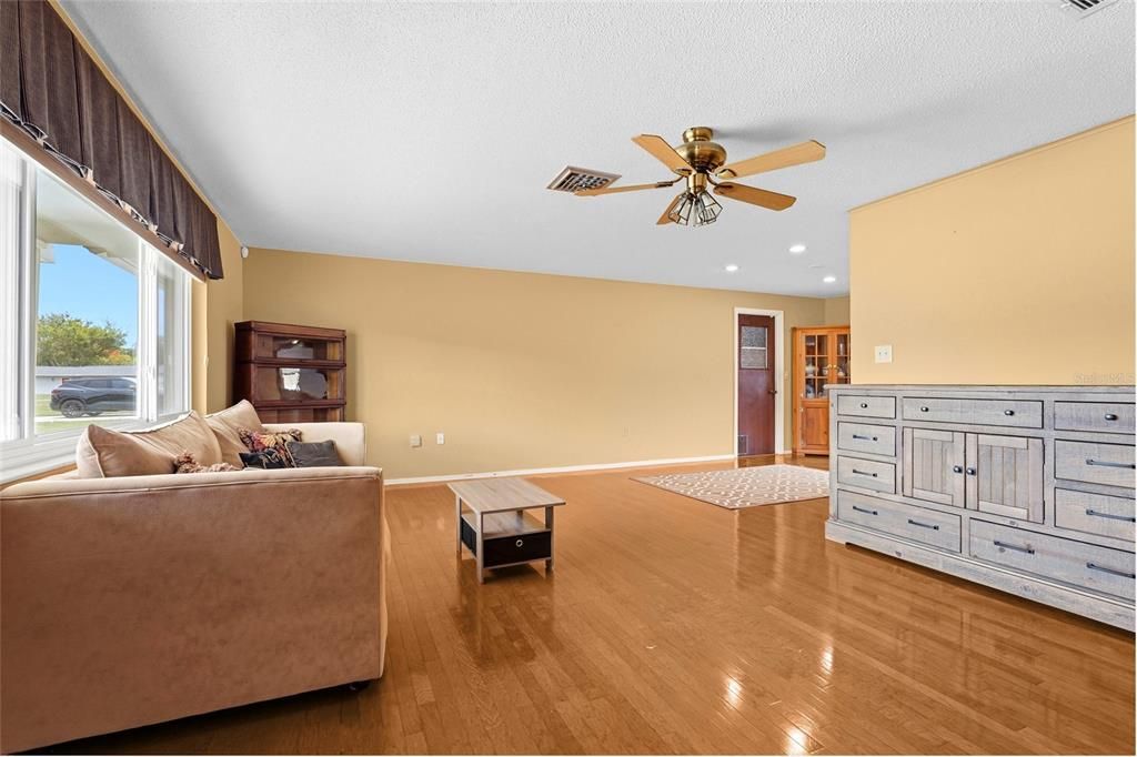 For Sale: $325,000 (2 beds, 2 baths, 1345 Square Feet)