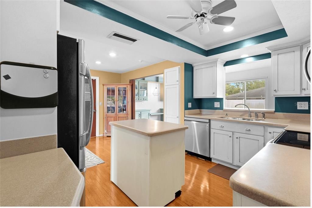 For Sale: $325,000 (2 beds, 2 baths, 1345 Square Feet)