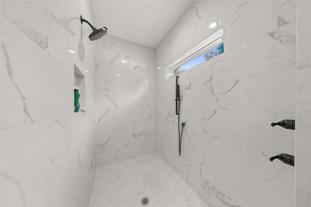 En Venta: $680,000 (3 camas, 2 baños, 2370 Pies cuadrados)