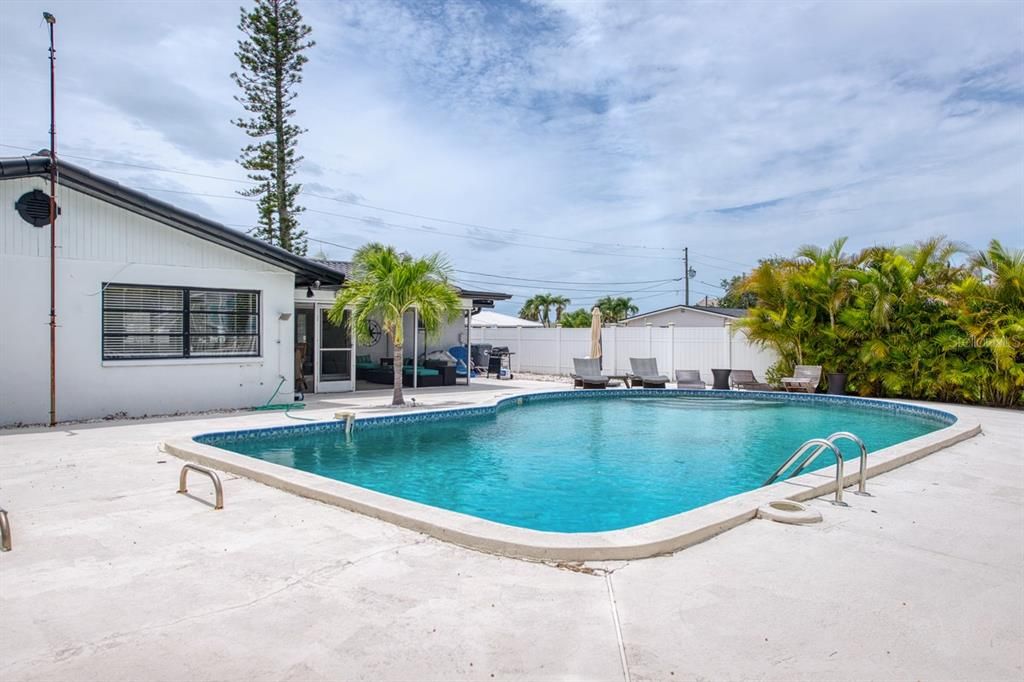 For Sale: $949,000 (3 beds, 2 baths, 1605 Square Feet)
