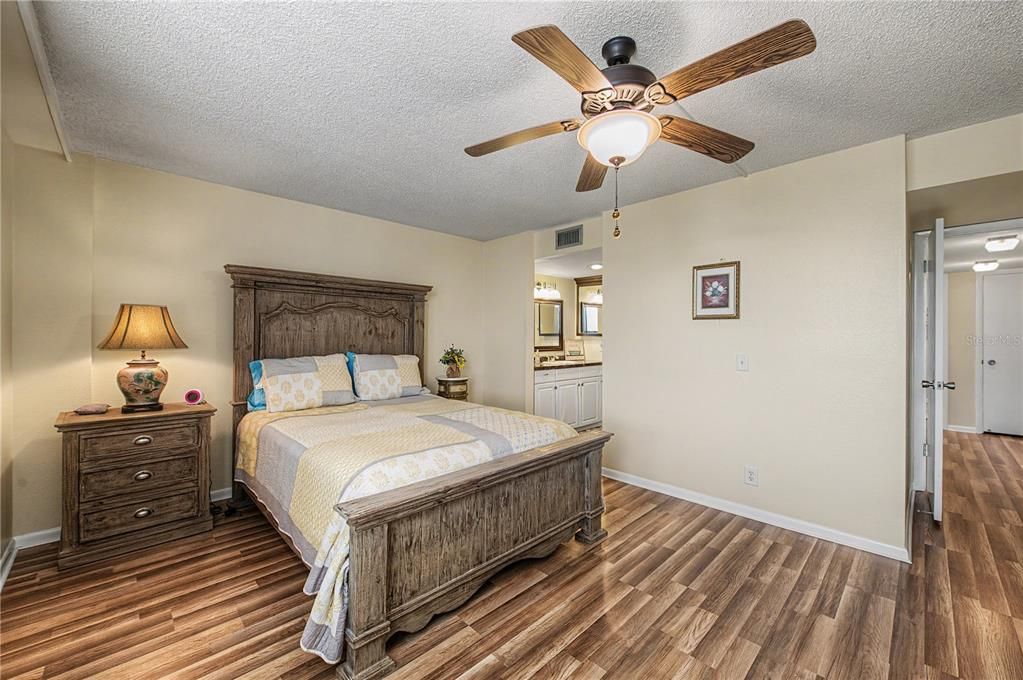 For Sale: $189,900 (2 beds, 2 baths, 1050 Square Feet)