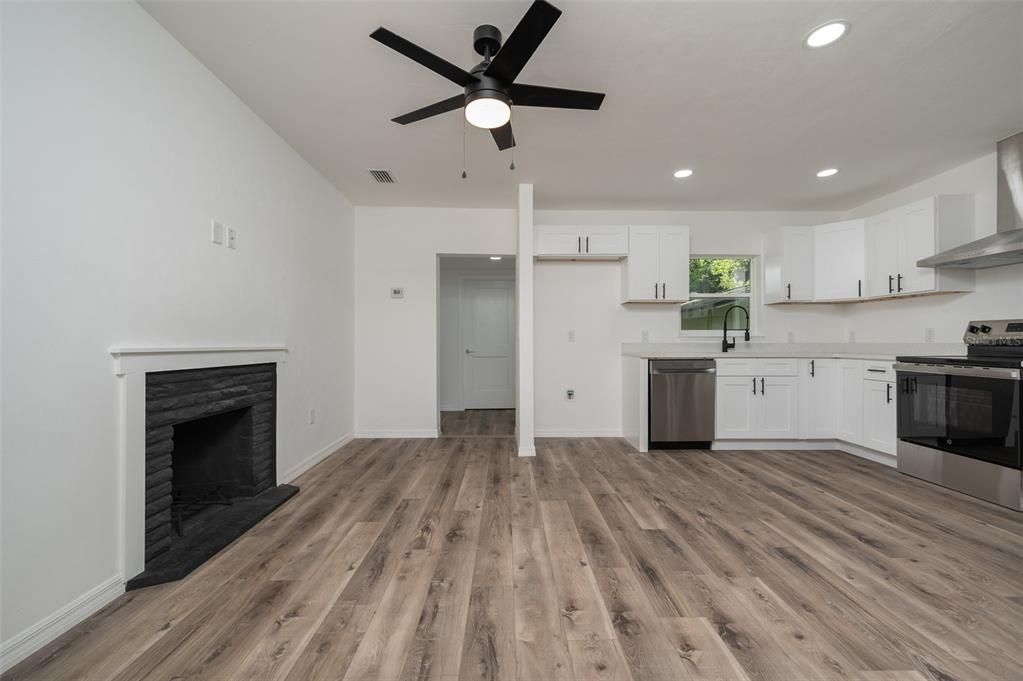 For Sale: $289,500 (4 beds, 3 baths, 1418 Square Feet)