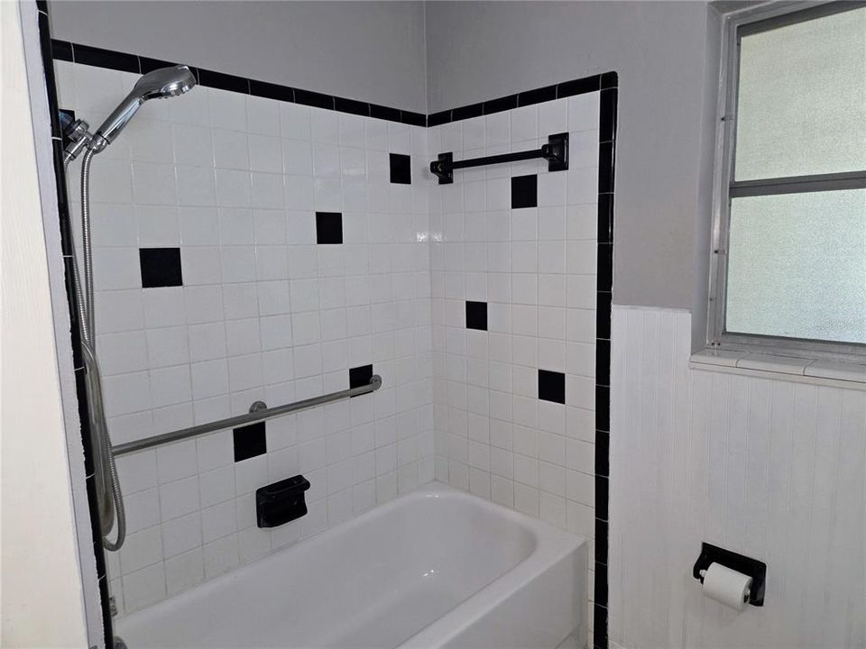 For Rent: $1,800 (2 beds, 1 baths, 756 Square Feet)