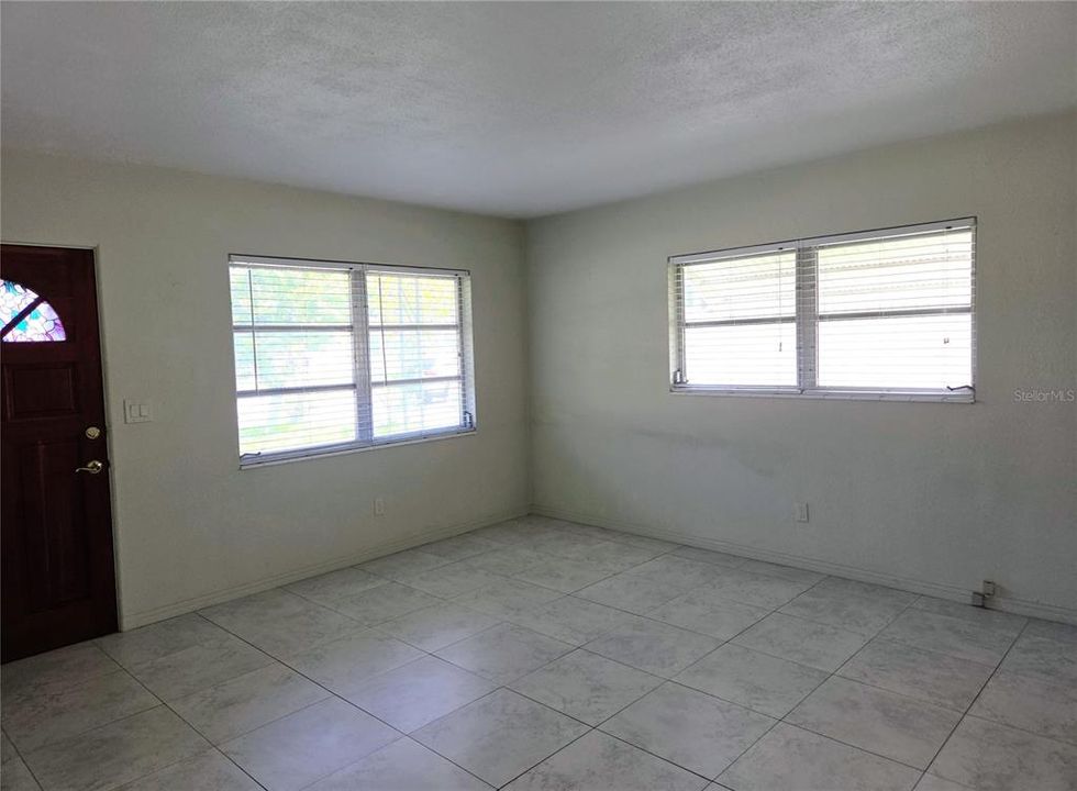For Rent: $1,800 (2 beds, 1 baths, 756 Square Feet)