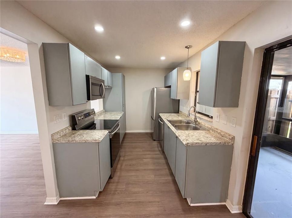 For Sale: $170,000 (2 beds, 1 baths, 1032 Square Feet)