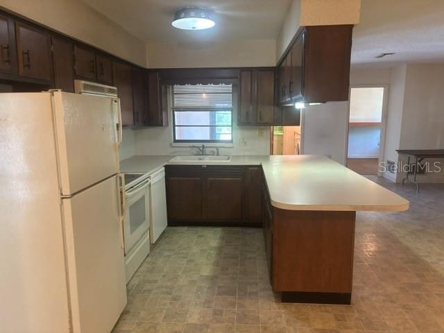 For Sale: $300,000 (4 beds, 2 baths, 1676 Square Feet)
