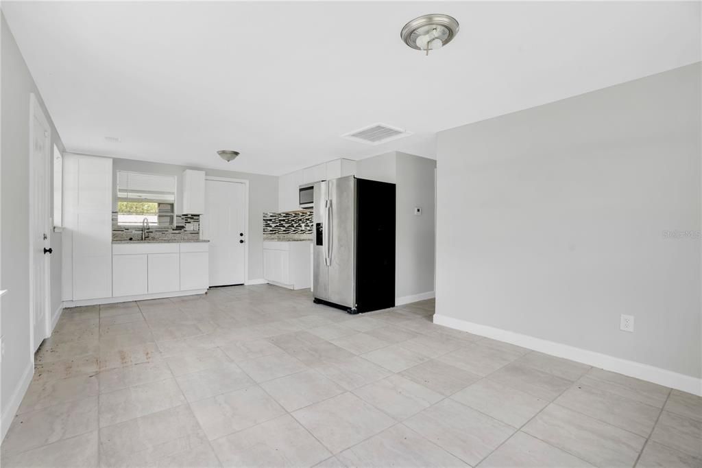 For Sale: $165,000 (3 beds, 1 baths, 816 Square Feet)