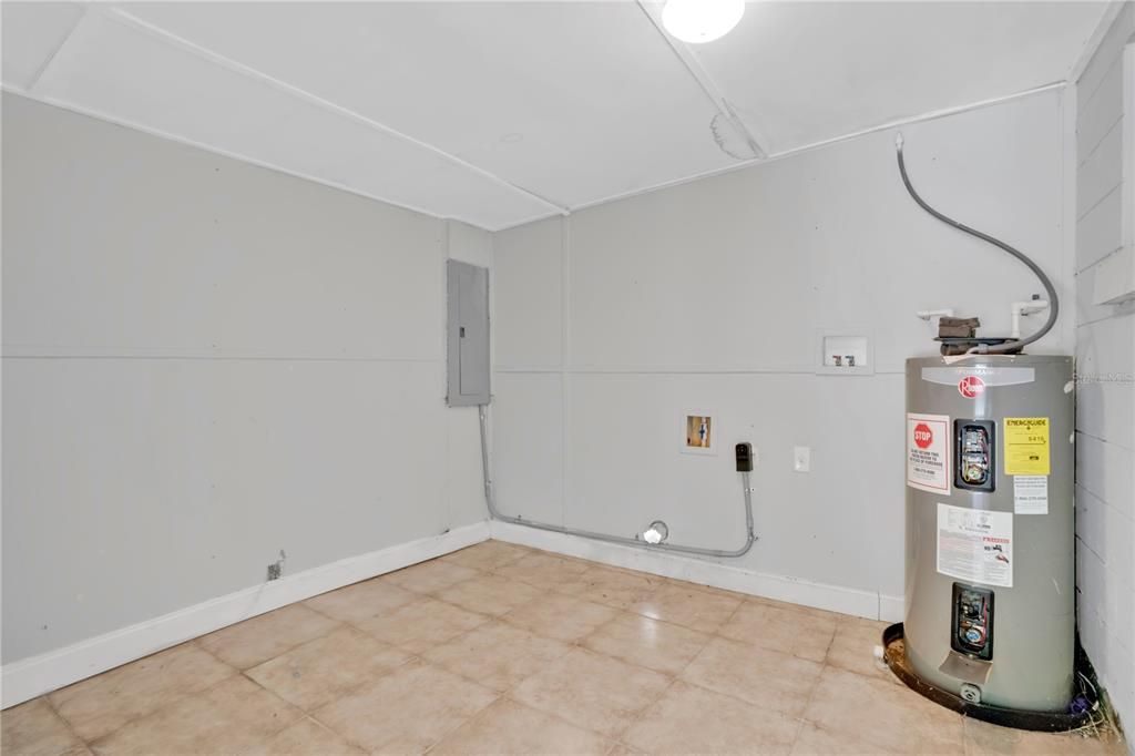 For Sale: $165,000 (3 beds, 1 baths, 816 Square Feet)
