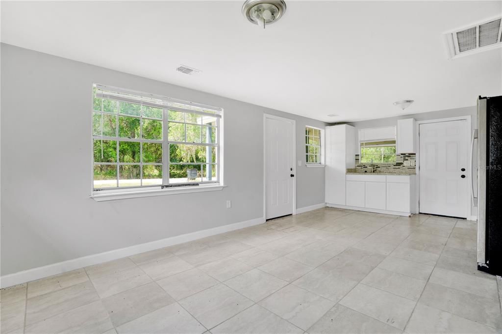 For Sale: $165,000 (3 beds, 1 baths, 816 Square Feet)