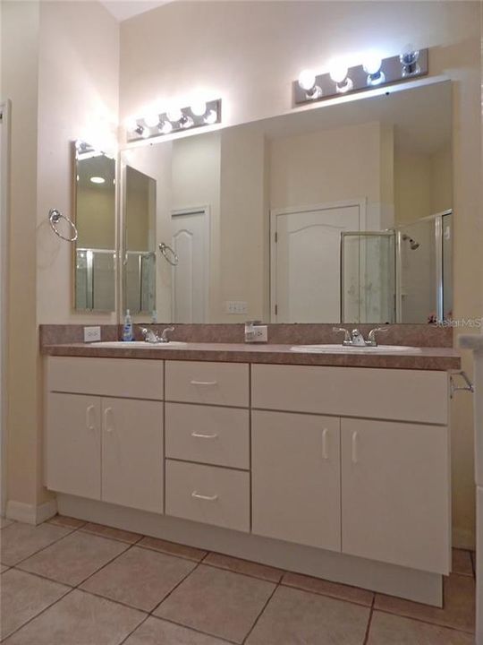В аренду: $2,395 (3 спален, 2 ванн, 1828 Квадратных фут)