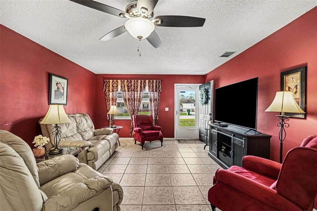 For Sale: $292,000 (2 beds, 2 baths, 1365 Square Feet)