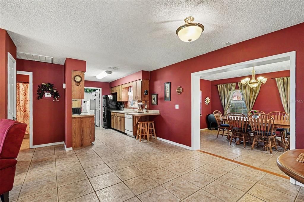For Sale: $292,000 (2 beds, 2 baths, 1365 Square Feet)