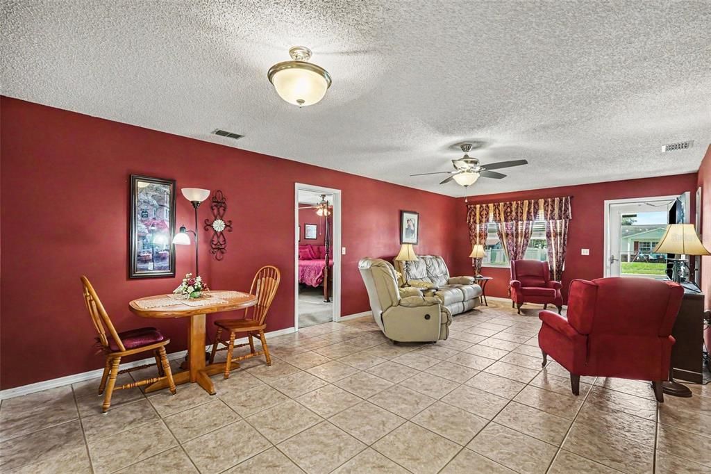 For Sale: $292,000 (2 beds, 2 baths, 1365 Square Feet)