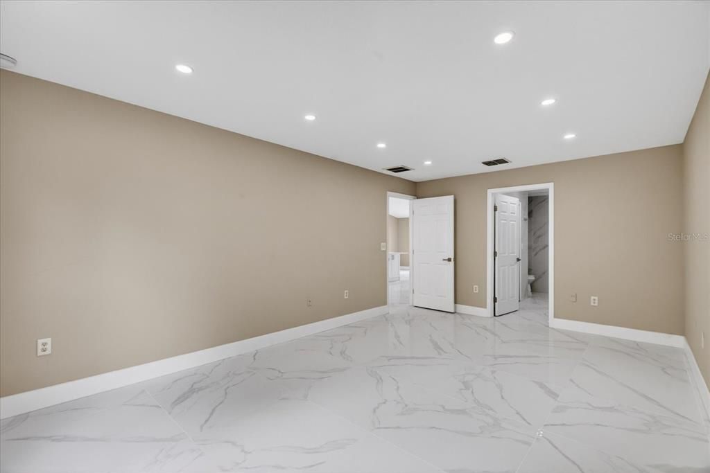 For Sale: $369,990 (4 beds, 2 baths, 2093 Square Feet)