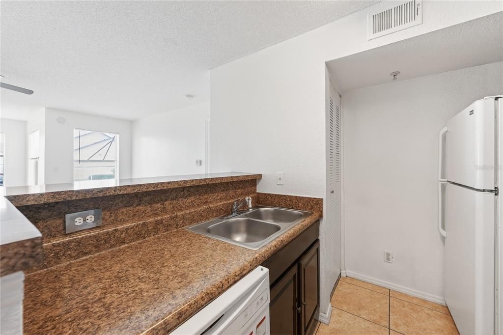 For Sale: $180,000 (2 beds, 2 baths, 1026 Square Feet)