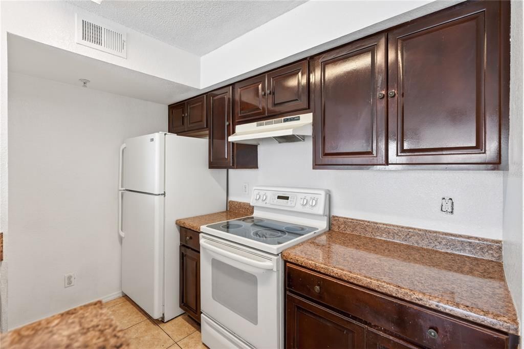 For Sale: $180,000 (2 beds, 2 baths, 1026 Square Feet)