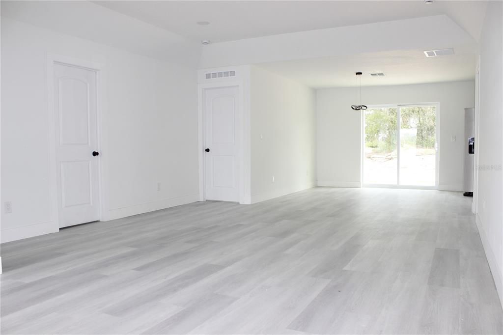 For Sale: $370,000 (3 beds, 2 baths, 1608 Square Feet)