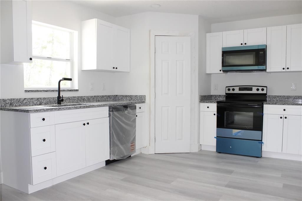 For Sale: $370,000 (3 beds, 2 baths, 1608 Square Feet)