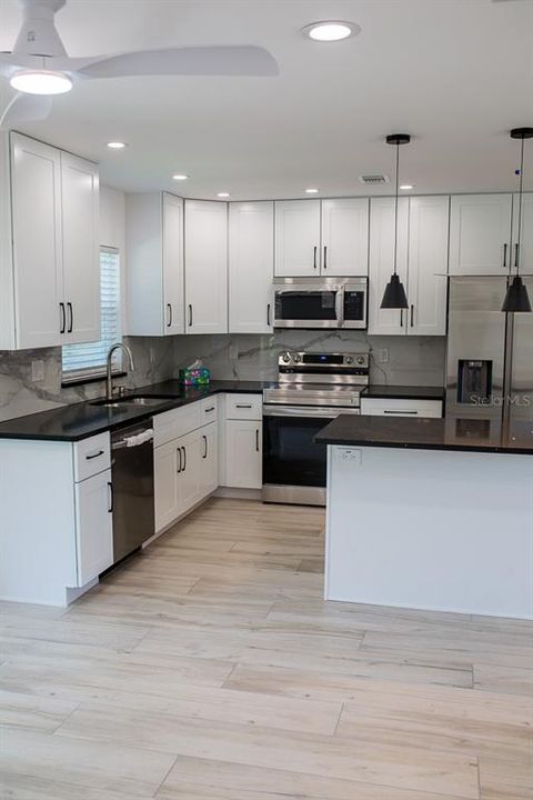 For Rent: $2,350 (2 beds, 2 baths, 1117 Square Feet)