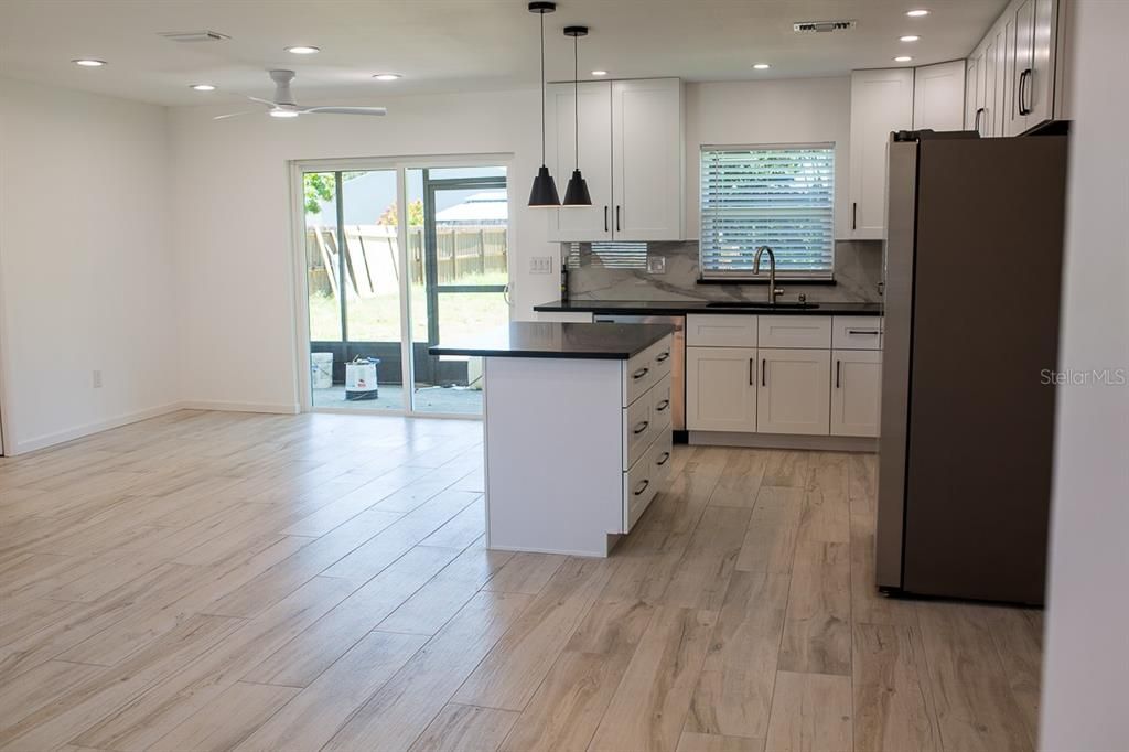For Rent: $2,350 (2 beds, 2 baths, 1117 Square Feet)