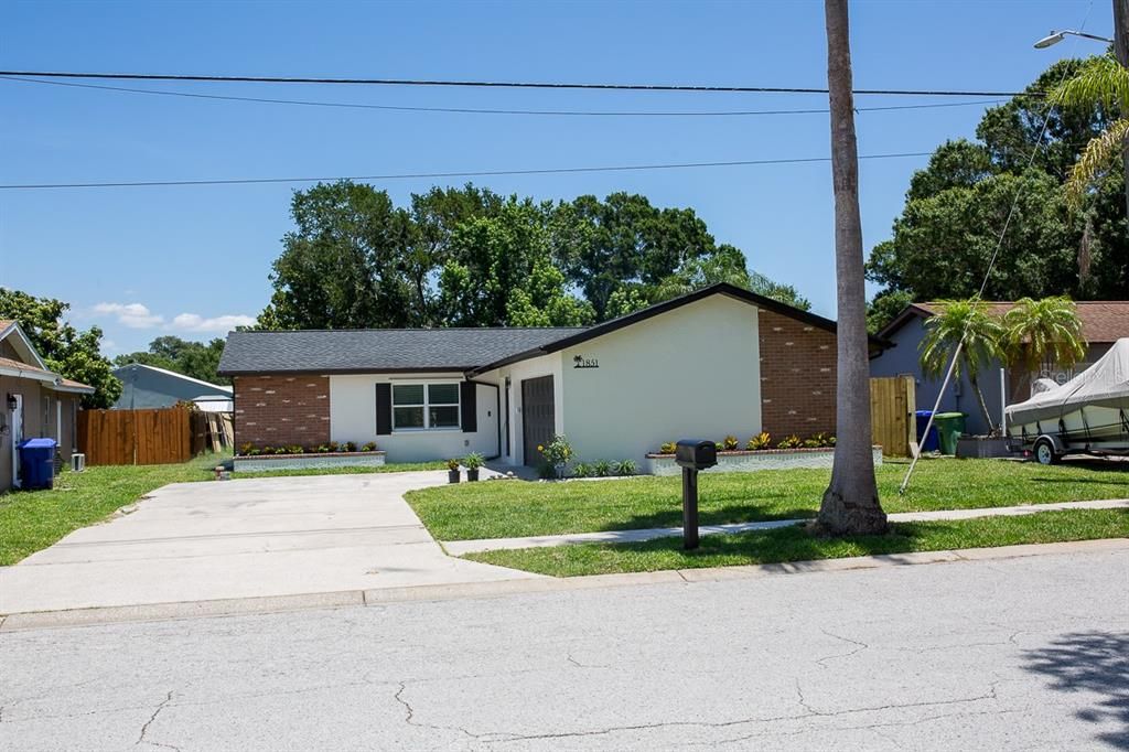 For Rent: $2,350 (2 beds, 2 baths, 1117 Square Feet)