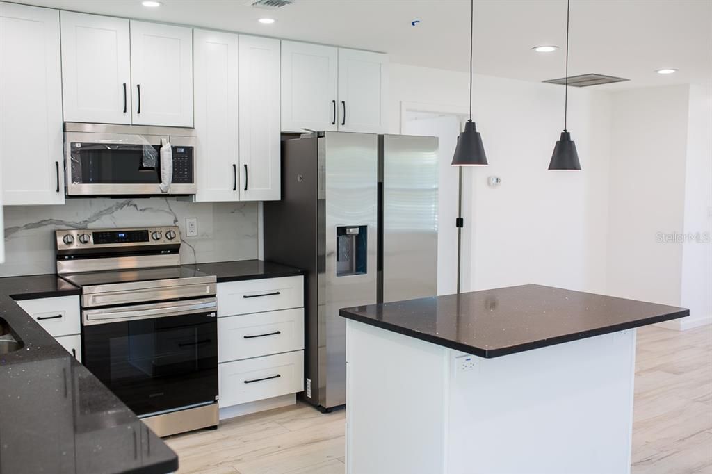 For Rent: $2,350 (2 beds, 2 baths, 1117 Square Feet)
