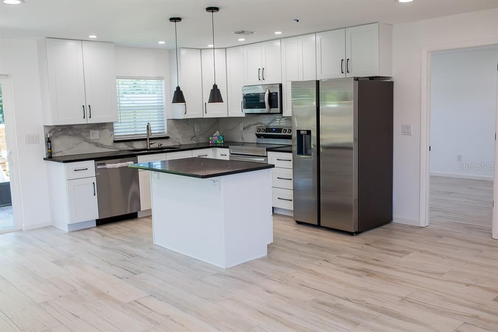 For Rent: $2,350 (2 beds, 2 baths, 1117 Square Feet)