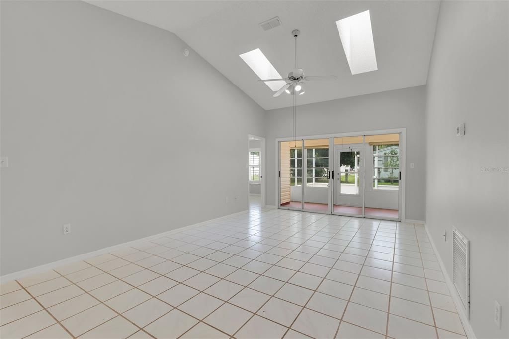For Sale: $230,000 (2 beds, 2 baths, 1259 Square Feet)