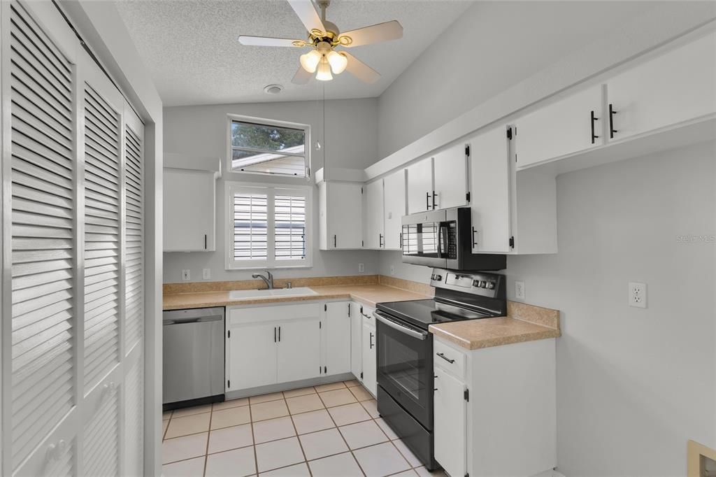 For Sale: $230,000 (2 beds, 2 baths, 1259 Square Feet)
