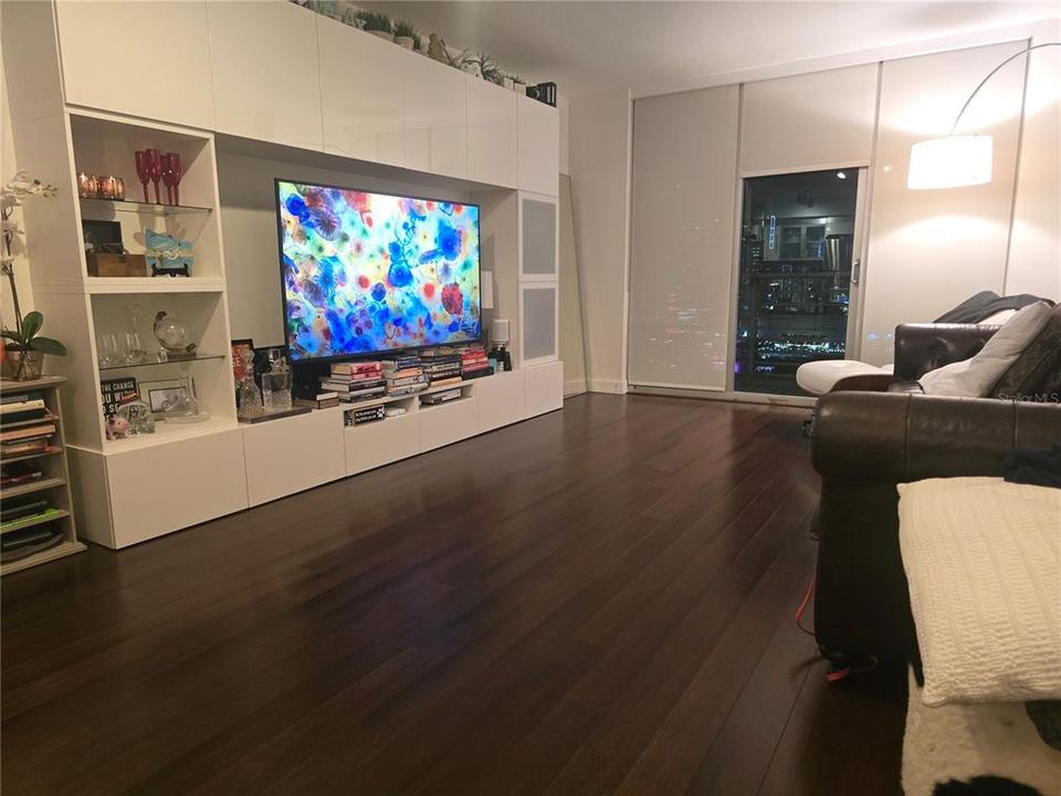 For Sale: $595,000 (2 beds, 2 baths, 1105 Square Feet)
