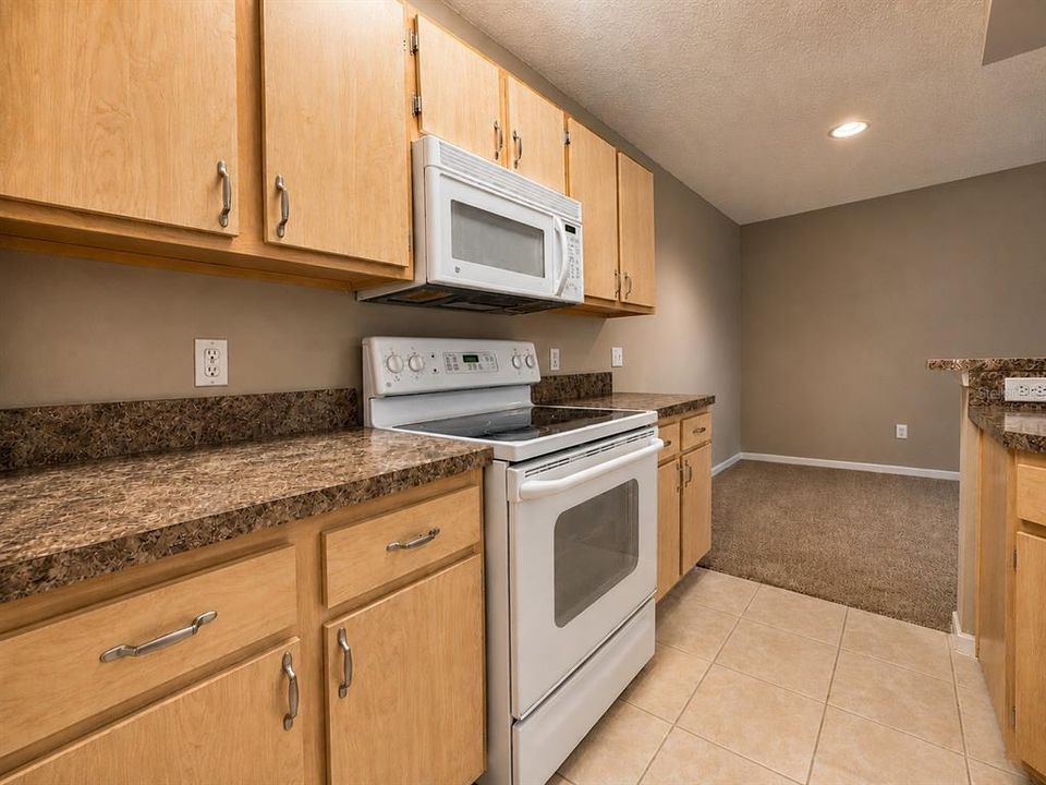 For Sale: $184,900 (1 beds, 1 baths, 732 Square Feet)