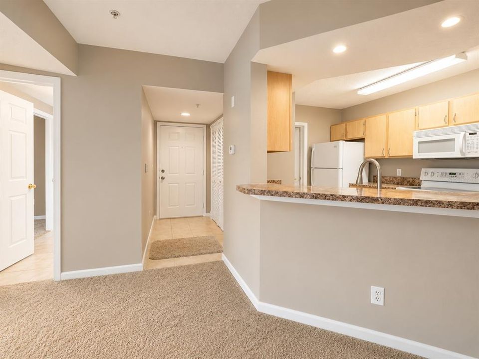 For Sale: $184,900 (1 beds, 1 baths, 732 Square Feet)