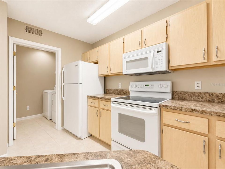 For Sale: $184,900 (1 beds, 1 baths, 732 Square Feet)